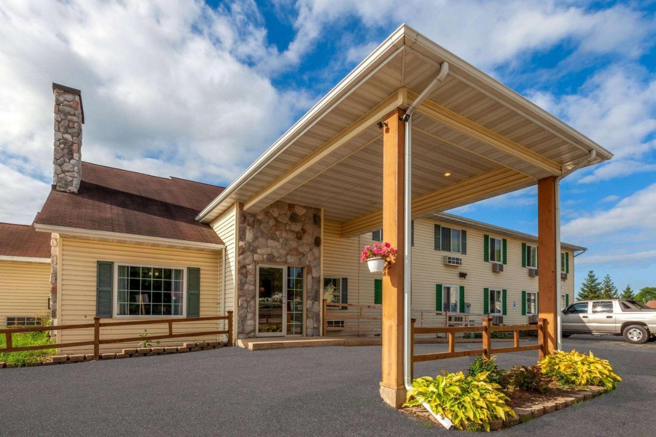 Hotel Super 8 By Wyndham Berlin Wi Exterior foto
